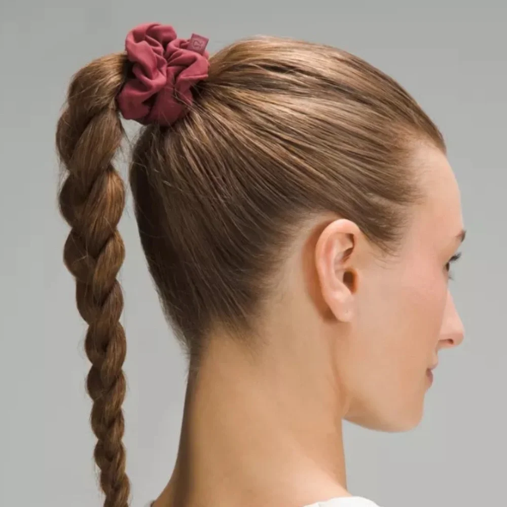 Lululemon NWT Uplifting Scrunchie color Mulled Wine